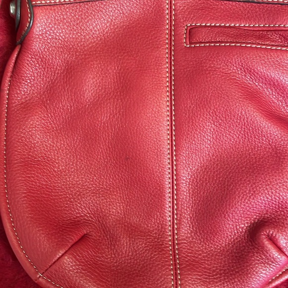 B MAKOWSKY GENUINE RED PEBBLED LEATHER CROSSBODY HANDBAG WITH LEOPARD LINING - Picture 11 of 13